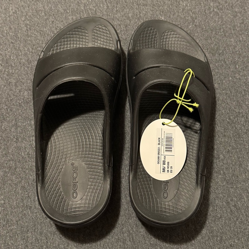 NWT OOFOS Oohahh slides in black, women’s 8/men’s 6